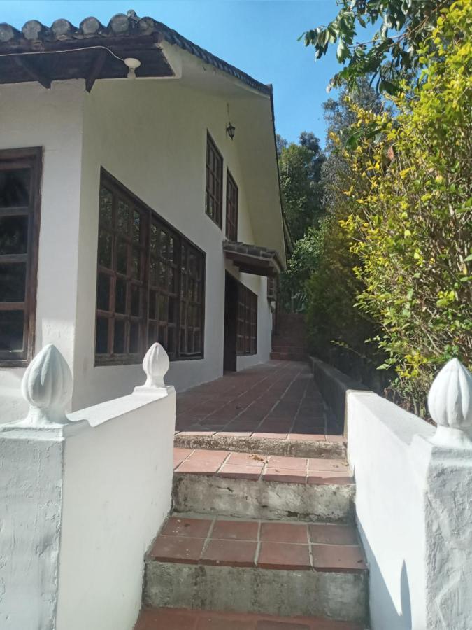 Отель Quinta Los Eucaliptos Кито Экстерьер фото