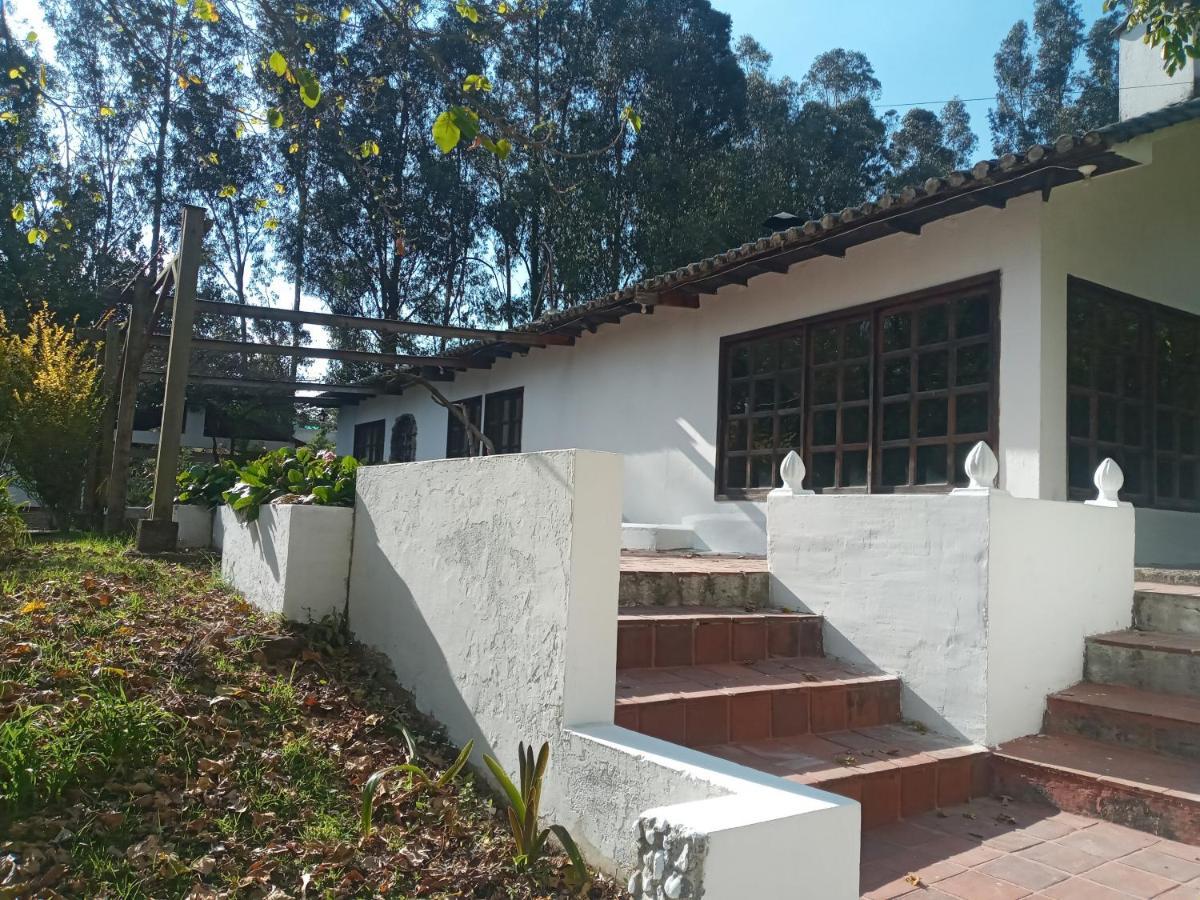 Отель Quinta Los Eucaliptos Кито Экстерьер фото